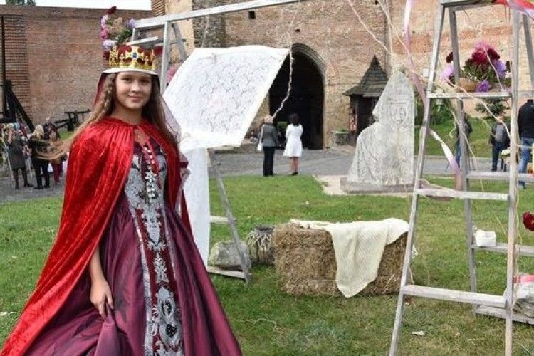 У замку Любарта фестивалять представники об’єднаних громад