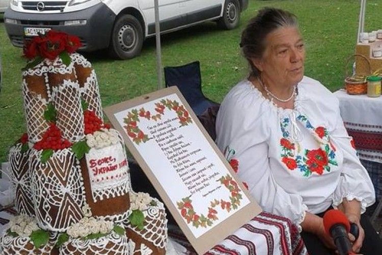 Волинська майстриня, що втратила сина, спекла коровай на Схід (фото)