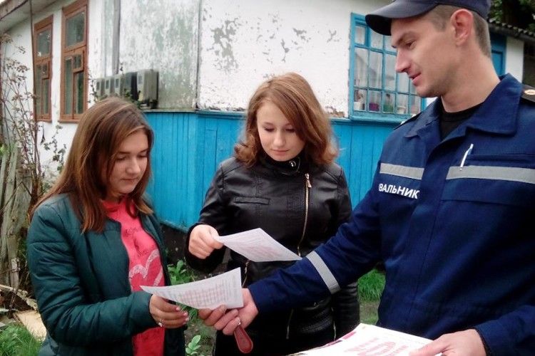 Найгарячішим дівчатам Любомля порадили бути обережнішими з вогнем (фото)