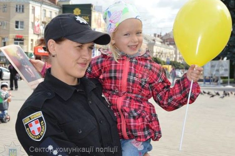 У Луцьку поліція дарувала малечі сині та жовті повітряні кульки (фото)