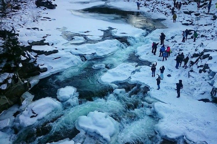 У Карпатах замерз Яремчанський водоспад (фото)