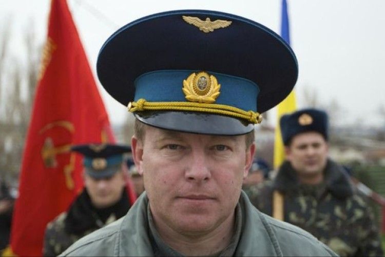 Протестувальники під Радою напали на нардепа-героя