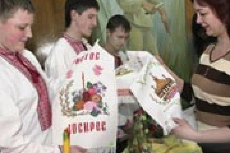 І ВИШИВКИ, І ОБЕРЕГИ