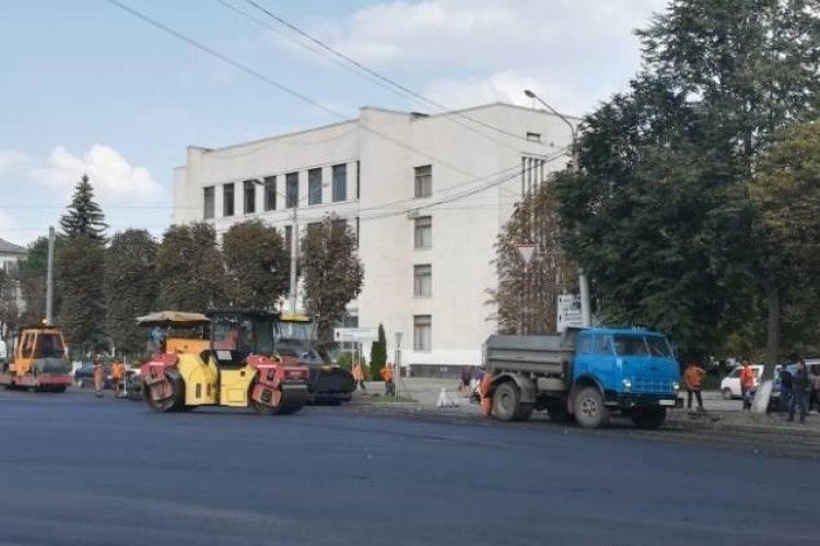 У Луцьку активно ремонтують дорогу (фото)