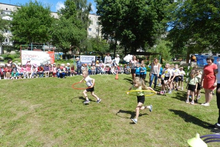 Луцькі дошкільнята садили картоплю, тягали мішки та малювали на асфальті (фото)