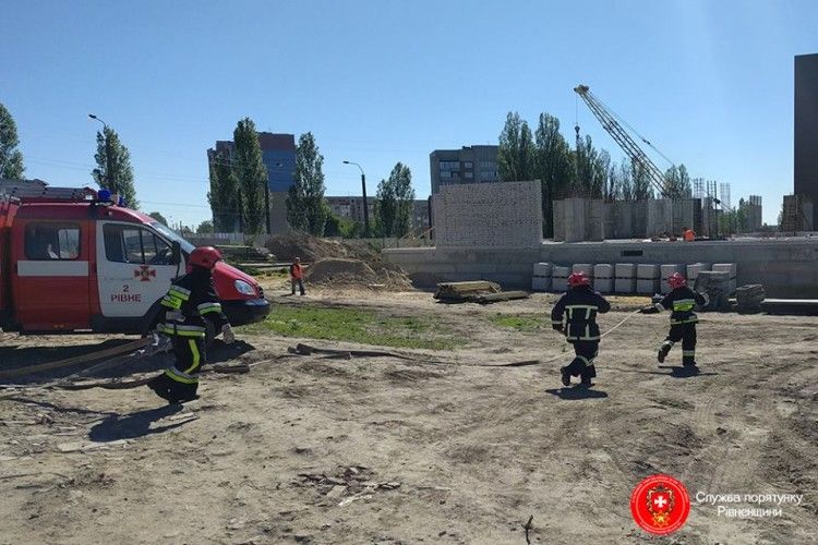Рятувальники разом з будівельниками приборкували червоного півня (фото)