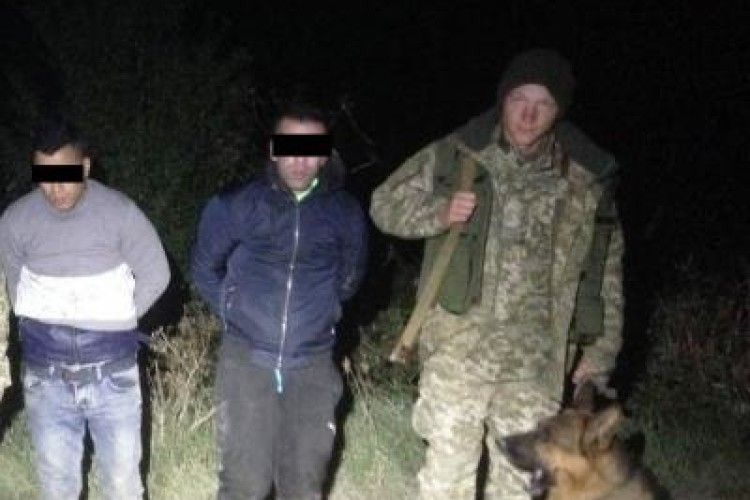 На кордоні з Угорщиною прикордонники затримали двох нелегальних мігрантів з Марокко