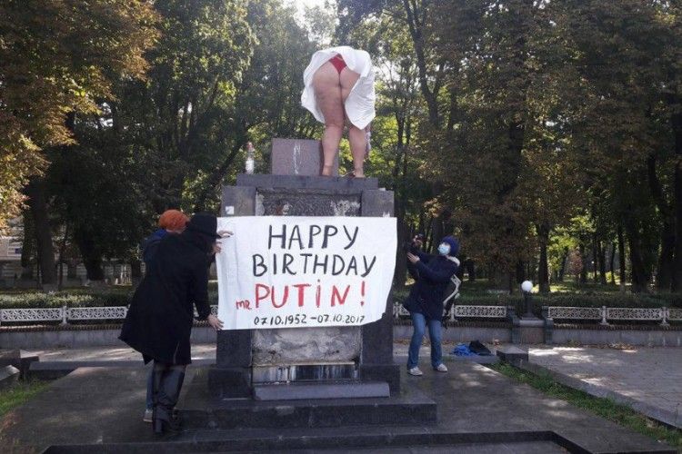 «Голоциця» «феменка» привітала Путіна з 65-річчям – побажала померти просто сьогодні (фото)