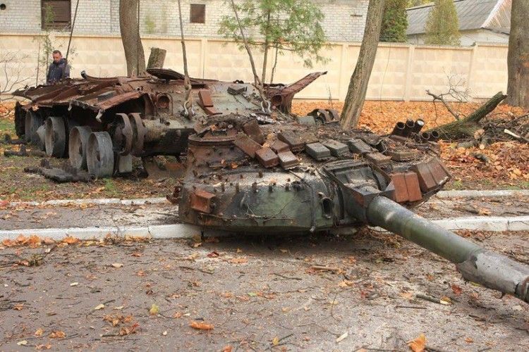 У Чернігові виставили на огляд «трофейний» танк, відбитий у російських окупантів (фото)