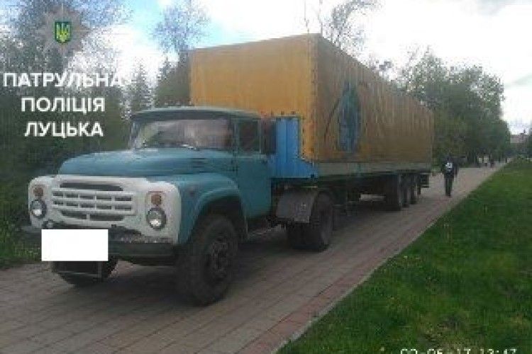 Центральним парком Луцька… їздив п’яний на вантажівці (фото)