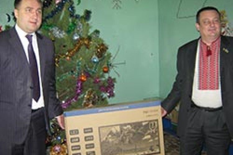 РІЗДВЯНІ ГОСТИНЦІ ДІТЯМ-ІНВАЛІДАМ
