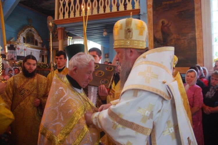 Священик, який 45 років служить у Цегові, одержав другого наперсного хреста і орден (фото)