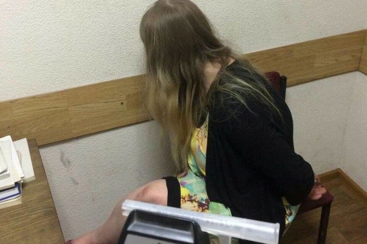 Вулицями вечірнього Рівного шестирічний хлопчик… тягнув п’янезну мамцю додому (фото)