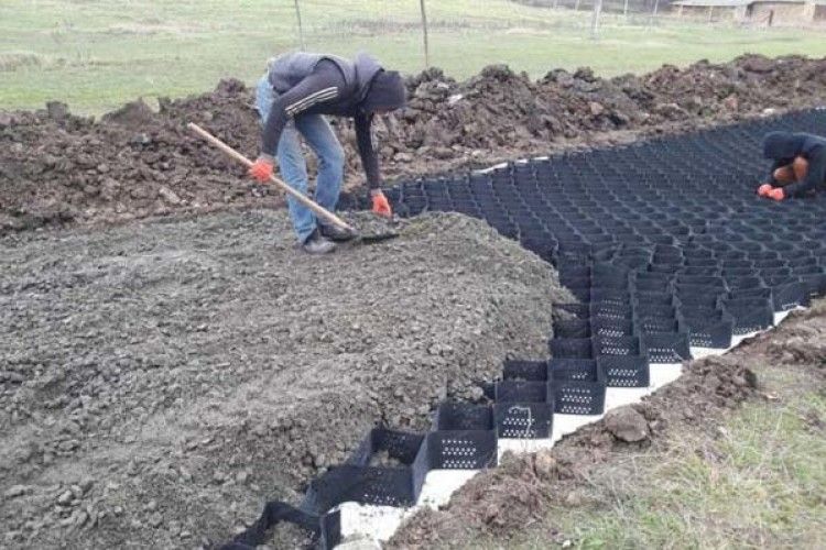Ноу-хау: під Одесою роблять дорогу за технологіями британських військових (ФОТО)