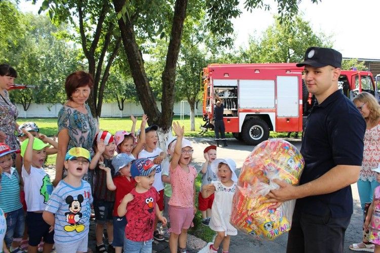 Рівненська малеча «розкрутила» рятувальників на кукурудзяні палички (фото)