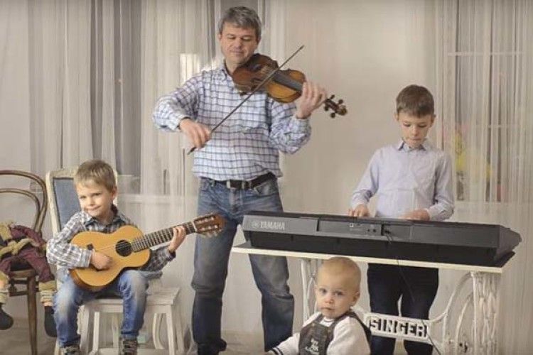 8-річний хлопчик зачарував авторською колядкою (Відео)
