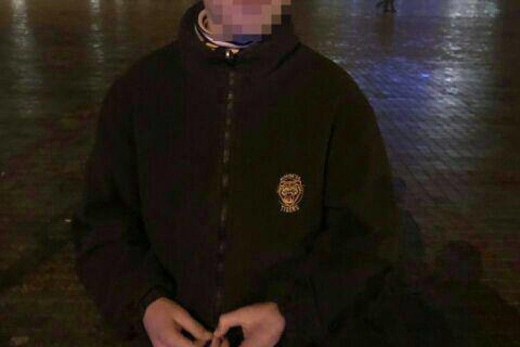 Рівненські патрульні завезли у Здолбунів хлопчика, який не мав грошей дістатися додому (фото)