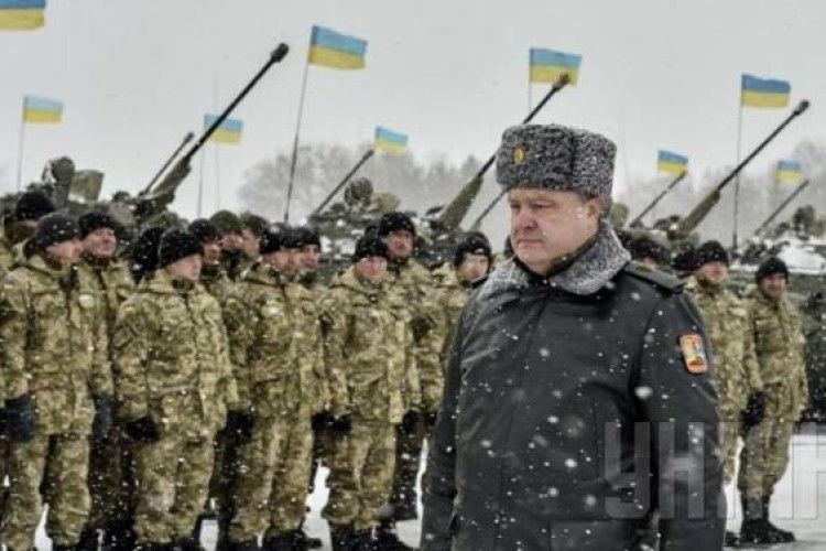 Порошенко: «Нікого вже в шию для захисту України ми не женемо»