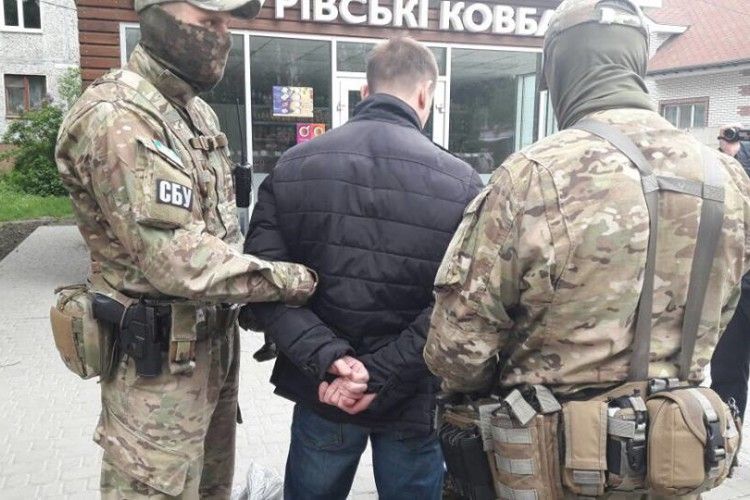 Викрили капітана поліції, який «кришував» повій (фото)