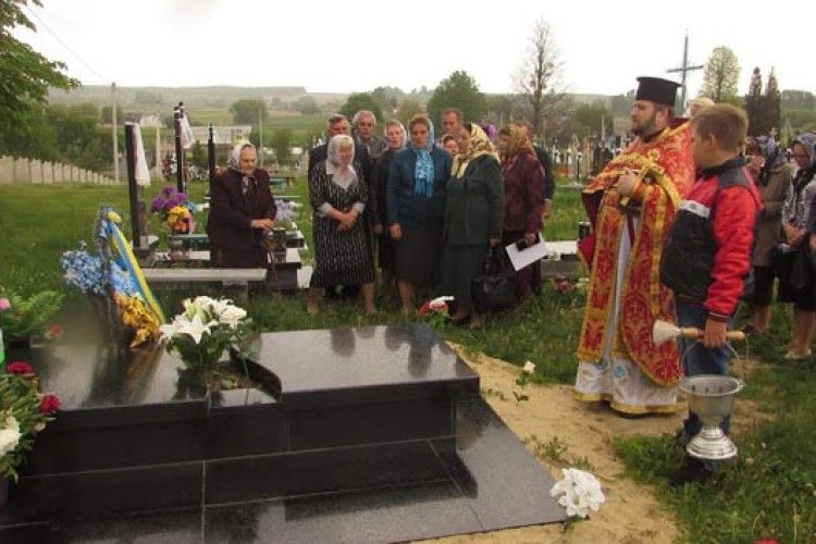 На сільському цвинтарі освятили меморіальну плиту воїну, який загинув на Сході України (ФОТО)