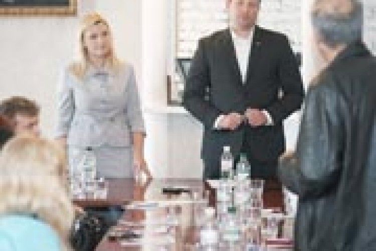 ОЛЕКСАНДР КИРИЧУК:  «СКАСУВАТИ ДОВІДКИ, ДИСТАНЦІЮВАТИ ЧИНОВНИКА ВІД ПІДПРИЄМЦЯ!»*