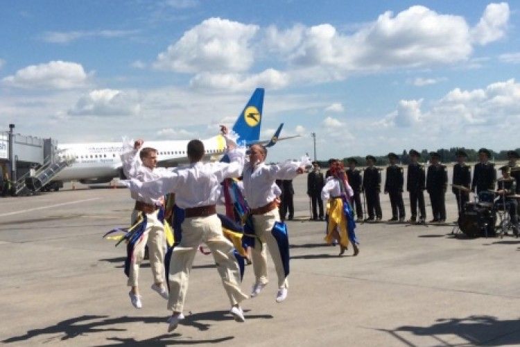 В аеропорту «Бориспіль» з приводу безвізу танцюють гопак просто на злітно-посадковій смузі (фото)