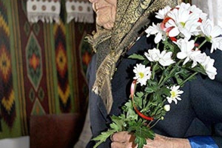 БАБЦЯ НАТАЛКА І В 100 РОКІВ —  ПРЕЗИДЕНТ  І ПРЕМ’ЄР  У РОДИНІ
