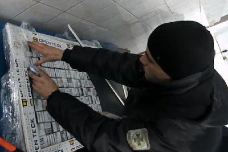 «Так ніхто не ховав…» – контрабандні сигарети виявили у вікнах