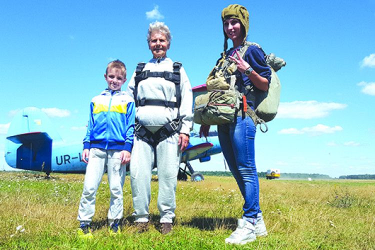 Нововолинянка у 72 роки стрибнула з парашутом