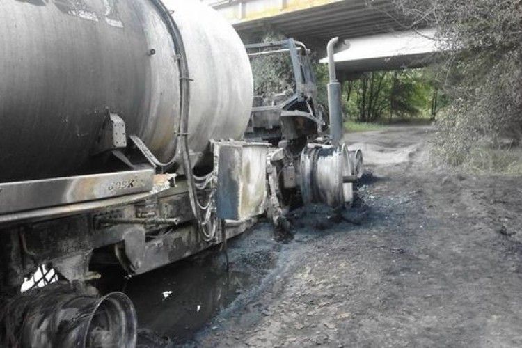 На Дніпропетровщині спалили трактор, який намагався скинути відходи в річку (фото)