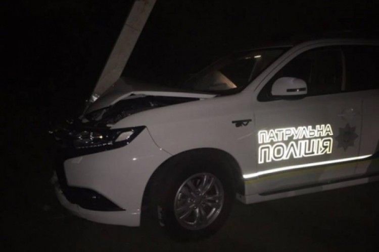 Рівненські патрульні на службовому авто врізались у стовп (фото)