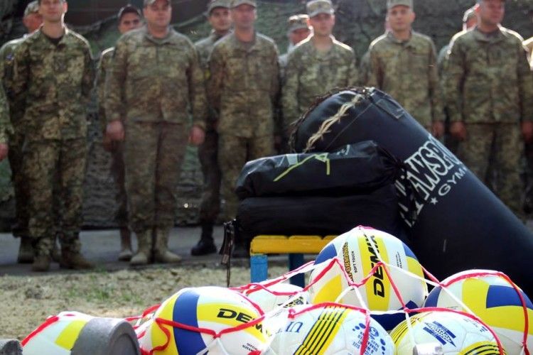 «Війна-війною, а футбол – за розкладом!»: воїнам АТО подарували м’ячі (фото)