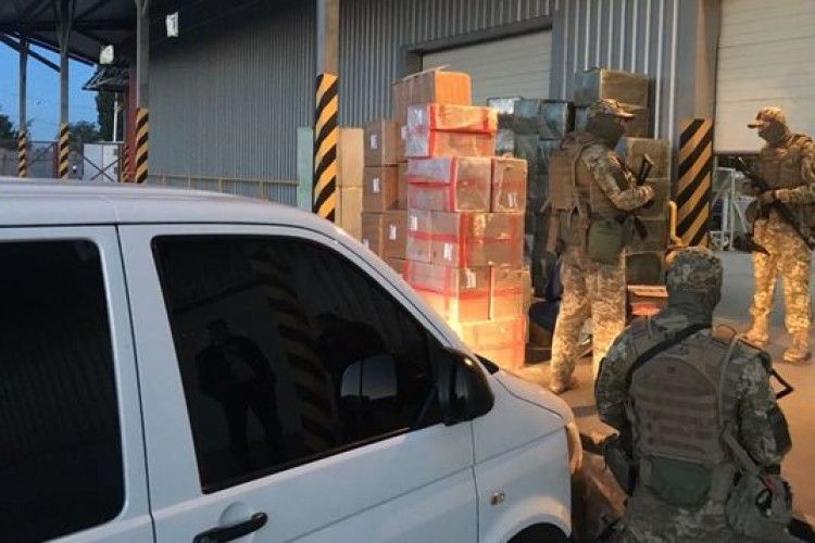 Контрабандні цигарки надсилали поштою (відео)