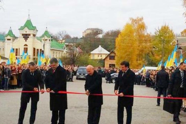 Петро Порошенко урочисто відкрив тріумфальну арку в Острозькій академії (ФОТО)