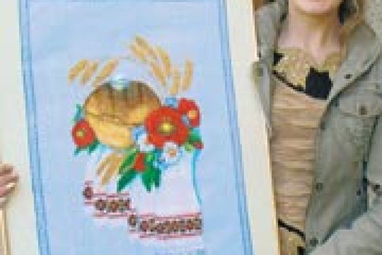 КАРТИНУ ВИШИВАЛИ 100 УМІЛЬЦІВ