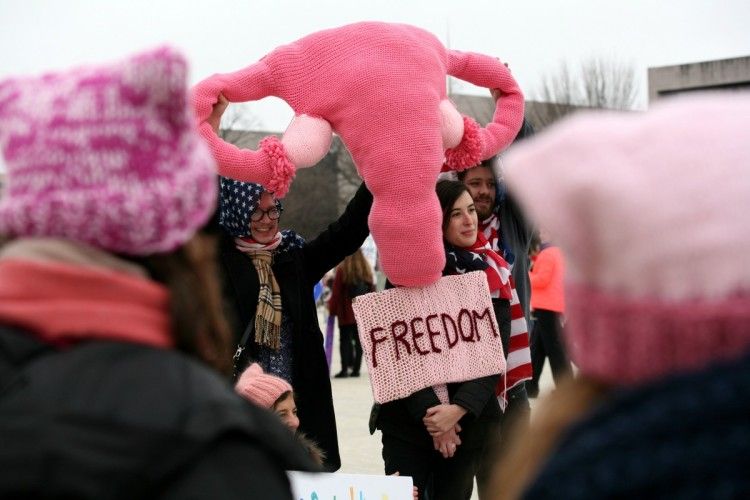 Світом котиться хвиля «маршів рожевих шапок» – виступають проти Трампа (фото) 