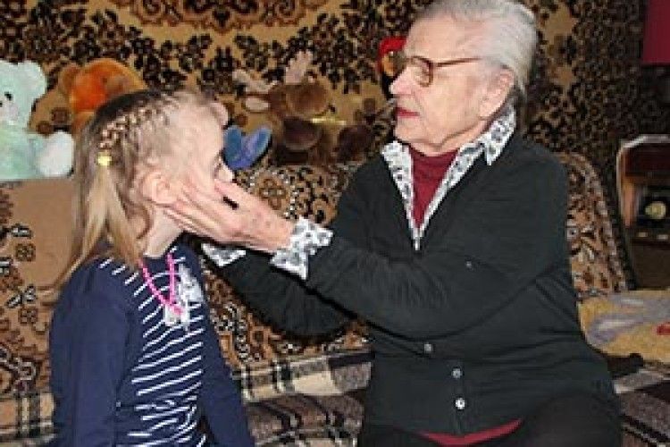 У 81 РІК ХОДИТЬ  ДО ХВОРИХ НА ВИКЛИКИ