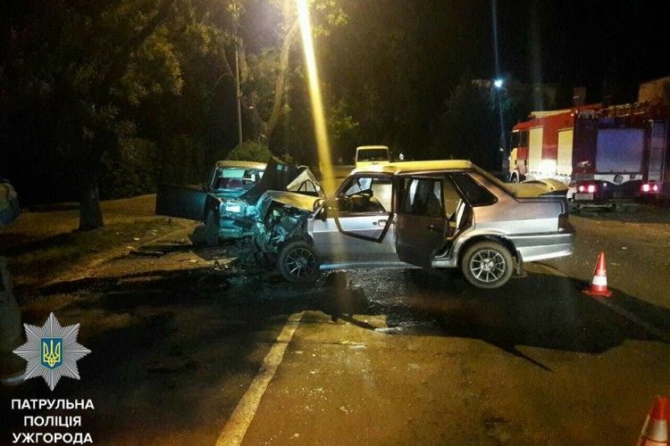 Патрульні поліцейські витягнули поранених водіїв із розтрощених авто (фото)