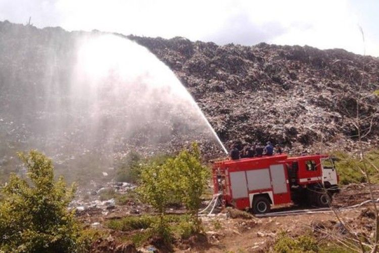 Ліквідація пожежі на сміттєзвалищі під Полтавою триває вже другу добу