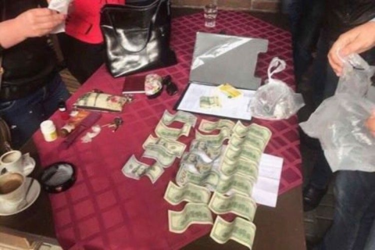 У Дрогобичі прокуроршу впіймали на спробі дати хабар поліцейським 