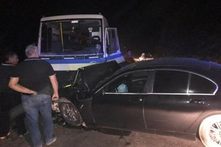 BMW атакував пасажирський автобус – постраждало семеро людей (фото)