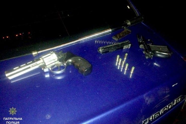 В машині знайшли два пістолети і кийок