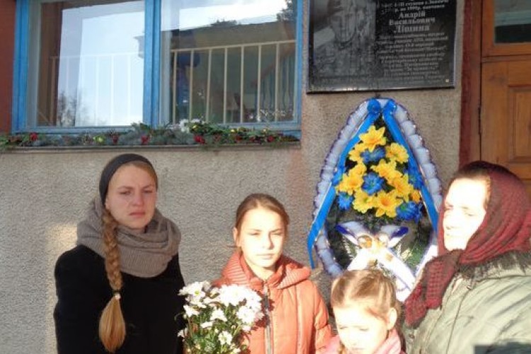 Відкрили меморіальну дошку Герою України Андрію Ліщині