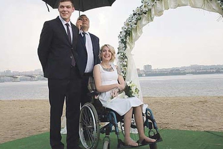 Героїні АТО в інвалідному візку Бог послав Богданку (Відео)