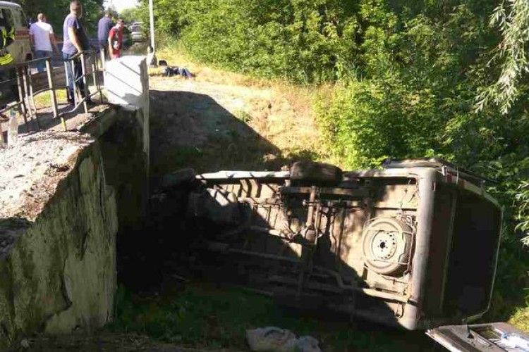 На Луганщині маршрутка із пасажирами злетіла із траси та перевернулась (фото)