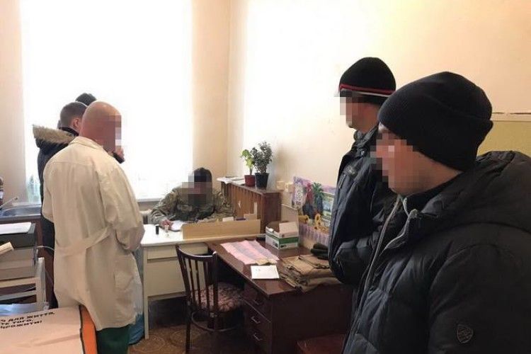 У зоні АТО взяли «на гарячому» військового лікаря-хабарюгу (фото)