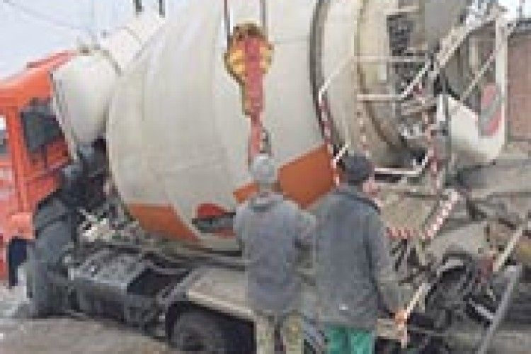 БЕТОНОВОЗ ПРОВАЛИВСЯ ПІД АСФАЛЬТ