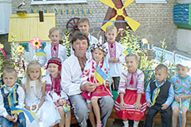 ПРОСТО ПРИЄМНО: Україна у дворі багатоповерхівки