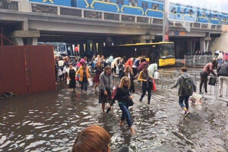 У Києві потужна злива – затоплено вулиці