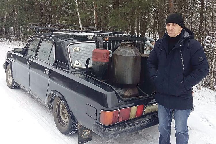 Волинянин Олег Семенюк заправляє свою «волгу» дровами! (Відео)